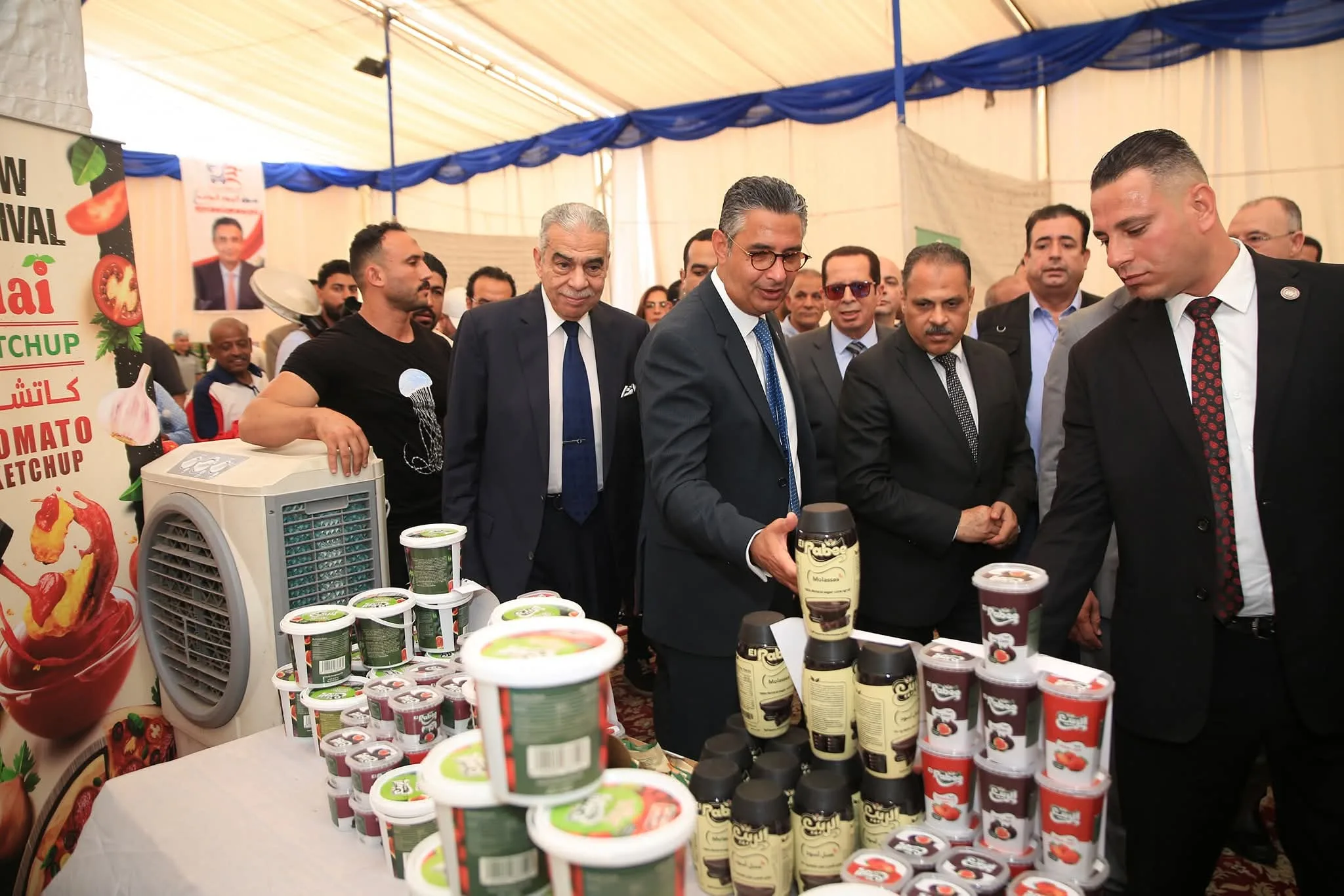 وزير التموين ومحافظ الشرقية يدشنان سوقًا جديدًا في مدينة العاشر من رمضان لطرح السلع بأسعار منخفضة. وزير التموين ومحافظ الشرقية يدشنان سوقًا جديدًا في مدينة العاشر من رمضان لطرح السلع بأسعار منخفضة.