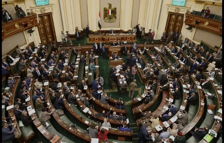 زيادة أسعار السجائر بنسبة 12% سنوياً اعتباراً من 5 نوفمبر القادم ولمدة ثلاث سنوات.