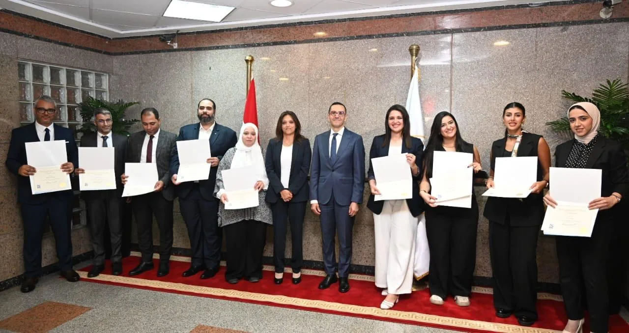 وزير الاستثمار يوزع شهادات تخرج الدفعة الأولى من الحاصلين على الدبلوم الدولي في التجارة الخارجية.