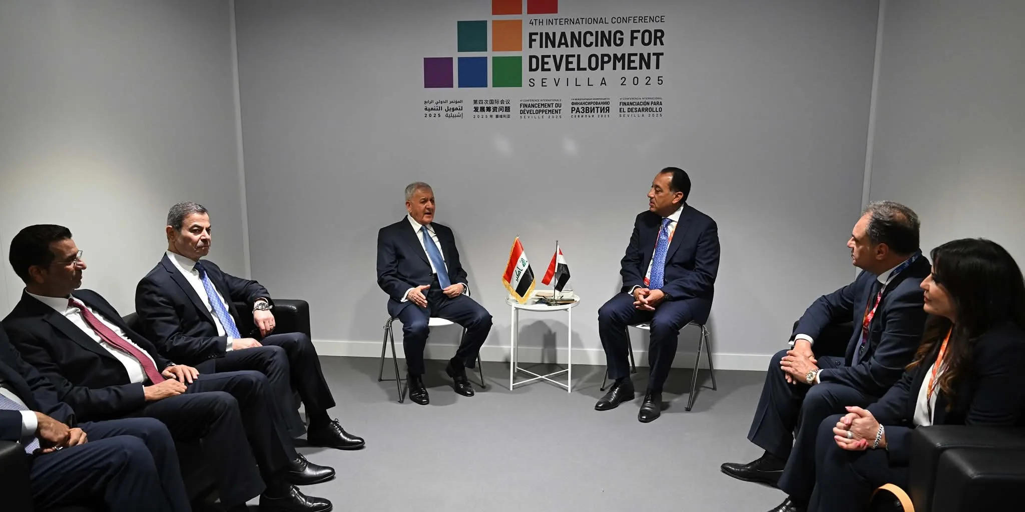 رئيس الحكومة يجتمع بالرئيس العراقي خلال مؤتمر تمويل التنمية لمناقشة سُبل التعاون المشترك.