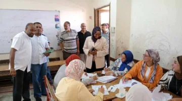 مدير التعليم في البحر الأحمر يوجه بضرورة الدقة والتأنِي أثناء تصحيح امتحانات الشهادة الإعدادية.