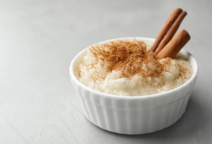 ستتمنين طعمها… إليكِ طريقة تحضير أطيب طبق من أرز باللبن والقرفة بنكهة لذيذة.