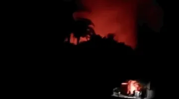 نيران ضخمة تهاجم قرية المعصرة في أسيوط.. والدفاع المدني يسعى لإخمادها (صور)