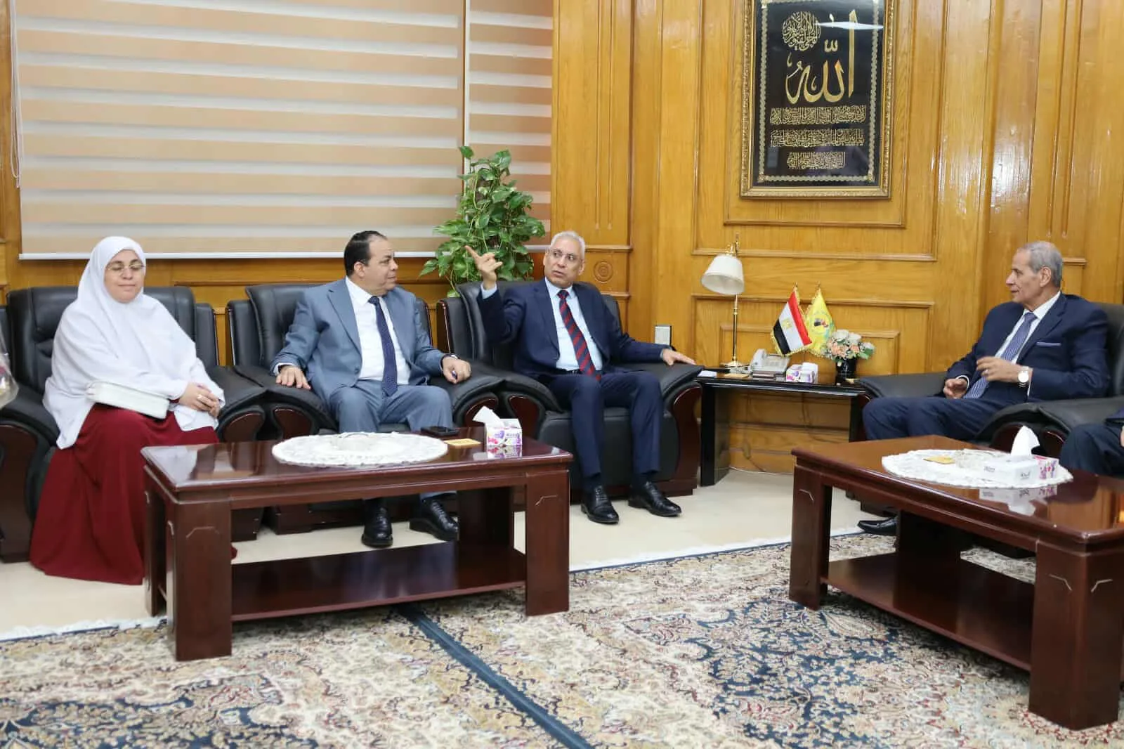 رئيس جامعة المنيا يناقش سبل التعاون العلمي مع وزير التعليم السابق رئيس جامعة المنيا يناقش سبل التعاون العلمي مع وزير التعليم السابق