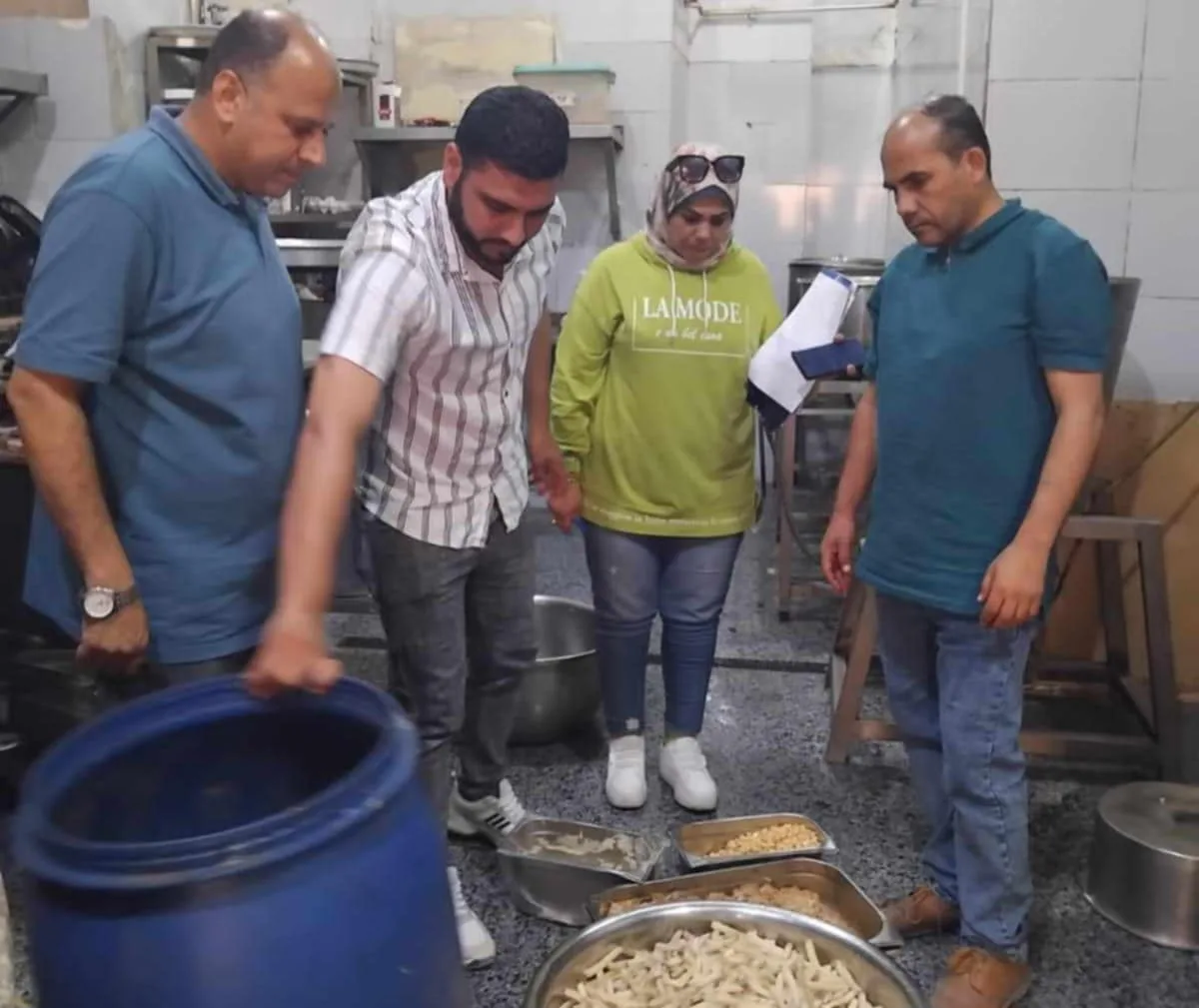 مطروح: حملات تفتيش تضبط وتحرق 37 كجم من المواد الغذائية الفاسدة وتغلق منشأة غير مطابقة للمعايير مطروح: حملات تفتيش تضبط وتحرق 37 كجم من المواد الغذائية الفاسدة وتغلق منشأة غير مطابقة للمعايير