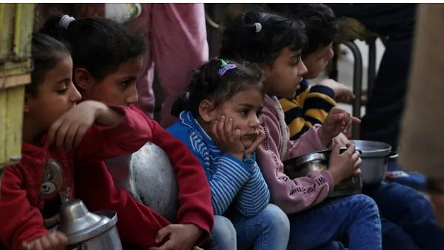أطفال غزة: لا مجال للاحتفال بالعيد وسط الرعب والجوع والدماء أطفال غزة: لا مجال للاحتفال بالعيد وسط الرعب والجوع والدماء