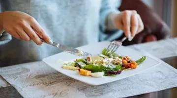 3 أطعمة ومشروبات تجنب تناولها على معدة فارغة لحماية صحتك