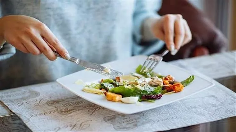 3 أطعمة ومشروبات تجنب تناولها على معدة فارغة لحماية صحتك 3 أطعمة ومشروبات تجنب تناولها على معدة فارغة لحماية صحتك