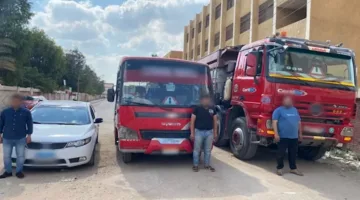 3 سيارات تخيف المارة بتجاوزها الاتجاه في طريق المنصورة