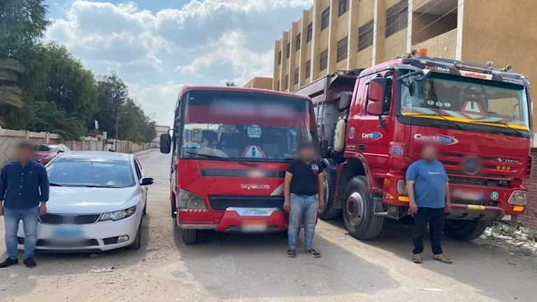 3 سيارات تخيف المارة بتجاوزها الاتجاه في طريق المنصورة 3 سيارات تخيف المارة بتجاوزها الاتجاه في طريق المنصورة