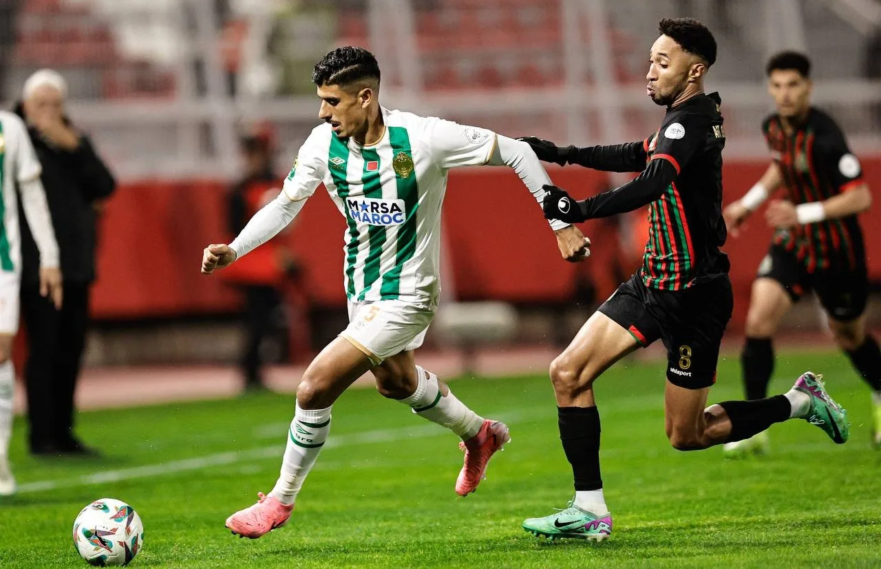 3 عروض من أندية عربية تجعل الرجاء يفكر في التخلي عن مدافعه عبد الله خفيفي