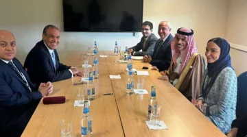 وزير الخارجية يعقد اجتماعاً مع نظيره السعودي خلال منتدى أوسلو.