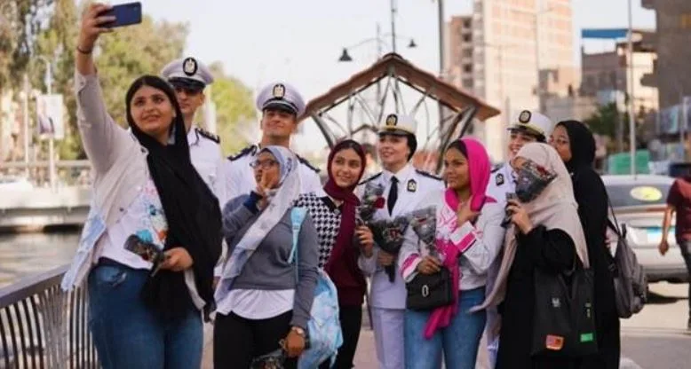 بمناسبة عيد الأضحى المبارك، وزارة الداخلية تحتفل مع المواطنين بتقديم التهاني والورود بمناسبة عيد الأضحى المبارك، وزارة الداخلية تحتفل مع المواطنين بتقديم التهاني والورود