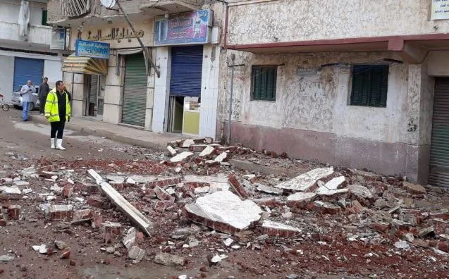 سقوط غير متوقع في سيدي بشر: مواطن يتعرض لإصابة جراء انهيار جزئي لمبنى قديم شرق الإسكندرية سقوط غير متوقع في سيدي بشر: مواطن يتعرض لإصابة جراء انهيار جزئي لمبنى قديم شرق الإسكندرية