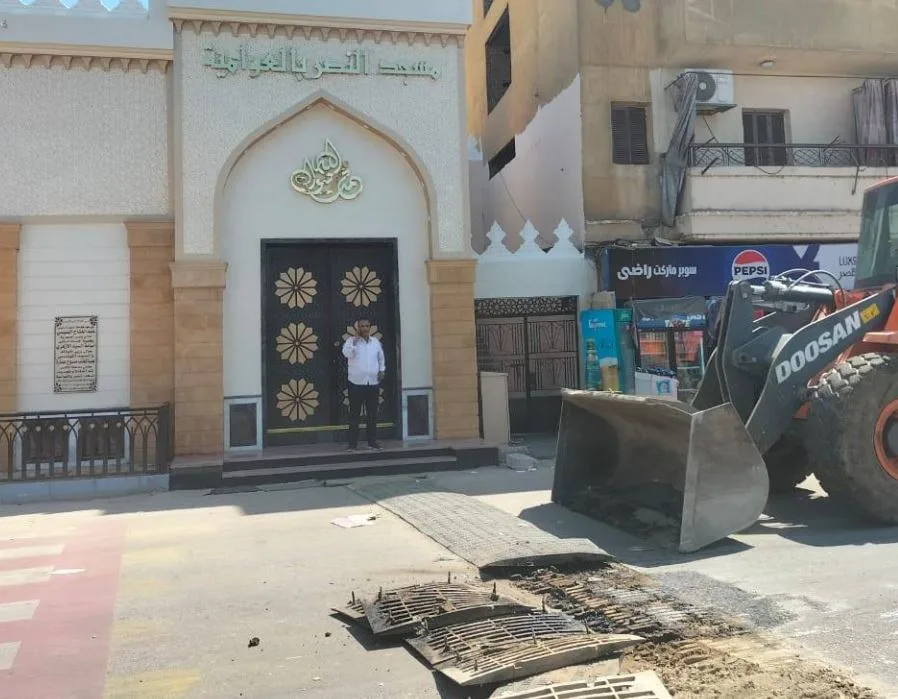 محافظ الأقصر يلبي طلبات سكان العوامية ويزيل العائق أمام مسجدهم الجديد محافظ الأقصر يلبي طلبات سكان العوامية ويزيل العائق أمام مسجدهم الجديد
