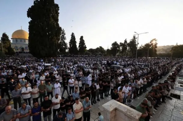عشرات الآلاف يشاركون في صلاة عيد الأضحى في المسجد الأقصى الشريف عشرات الآلاف يشاركون في صلاة عيد الأضحى في المسجد الأقصى الشريف