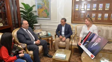 محافظ أسيوط يكرم الطالبة “أنجلينا عماد” ويهدى لها درع الالتزام المجتمعي