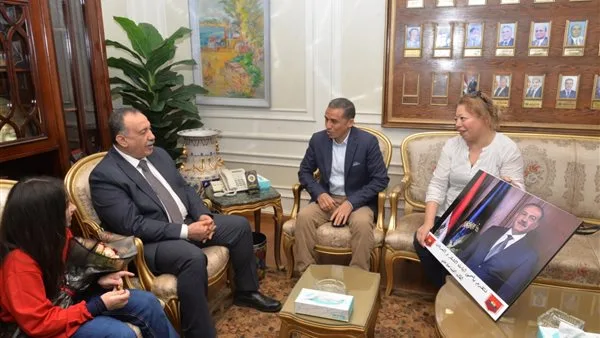 محافظ أسيوط يكرم الطالبة “أنجلينا عماد” ويهدى لها درع الالتزام المجتمعي محافظ أسيوط يكرم الطالبة “أنجلينا عماد” ويهدى لها درع الالتزام المجتمعي