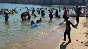 الإسكندرية تحتضن المصطافين بأجواء البحر والشمس: ازدحام على الشواطئ في عطلة نهاية الأسبوع.