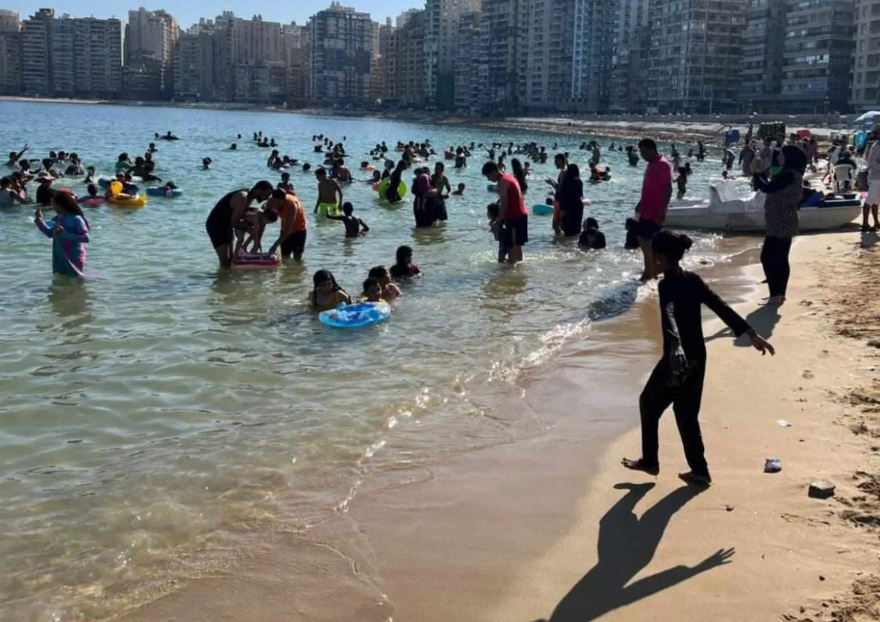 الإسكندرية تحتضن المصطافين بأجواء البحر والشمس: ازدحام على الشواطئ في عطلة نهاية الأسبوع. الإسكندرية تحتضن المصطافين بأجواء البحر والشمس: ازدحام على الشواطئ في عطلة نهاية الأسبوع.