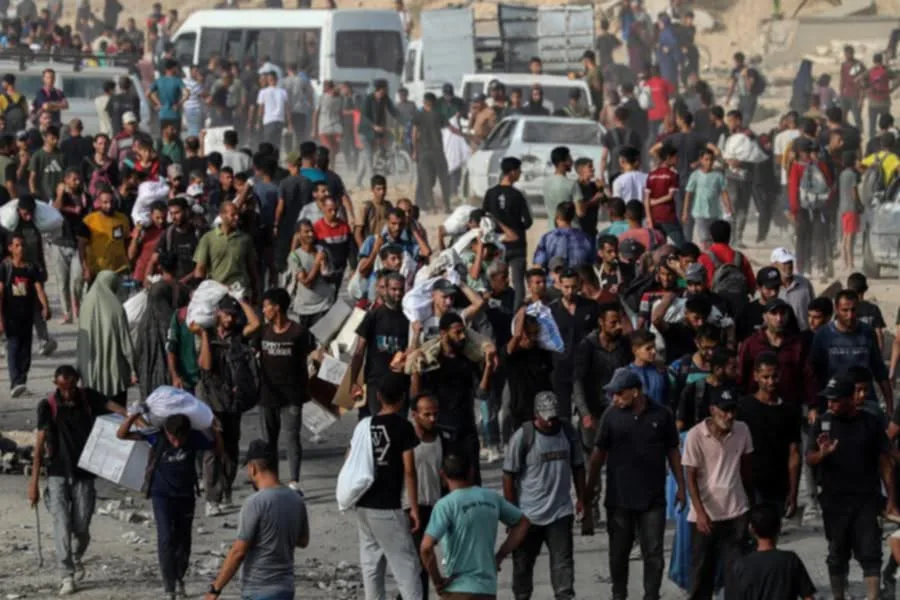 الجيش الإسرائيلي يعترف بإصابة فلسطينيين أثناء توزيع المساعدات في قطاع غزة.
