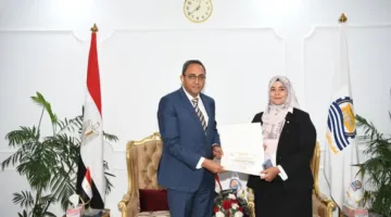 محافظ قنا يكرّم المتفوقين في البرامج التدريبية بمركز سقارة للتنمية المحلية