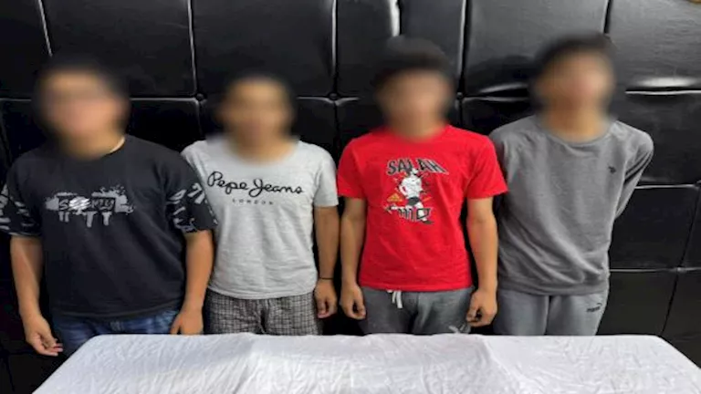 4 طلاب يهاجمون زميلهم أمام منزله في مدينة نصر لسبب مدهش 4 طلاب يهاجمون زميلهم أمام منزله في مدينة نصر لسبب مدهش