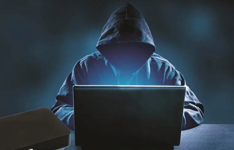 الصين تصدر أوامر اعتقال لـ 20 تايوانيًا متورطين في قرصنة وتفرض حظرًا على شركة لدعمها الاستقلال.