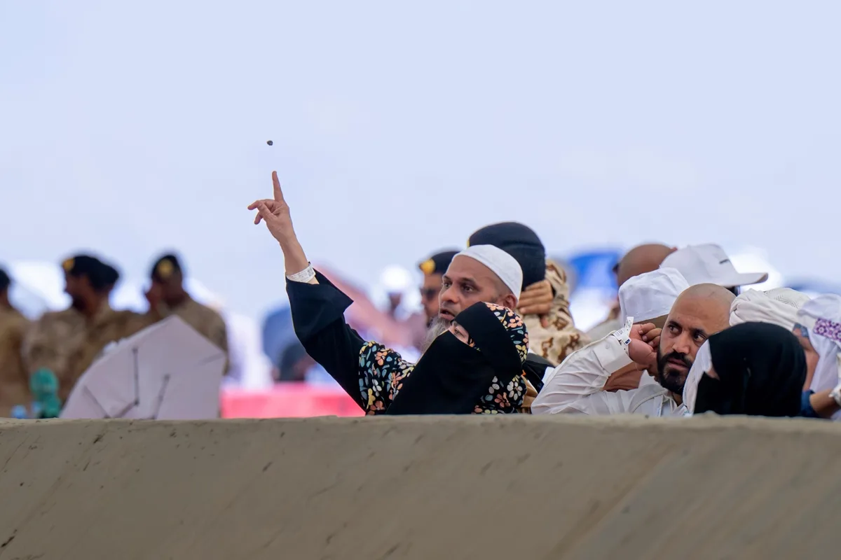 الحجاج يقومون بأداء طواف الوداع في نهاية الشعائر الدينية. الحجاج يقومون بأداء طواف الوداع في نهاية الشعائر الدينية.