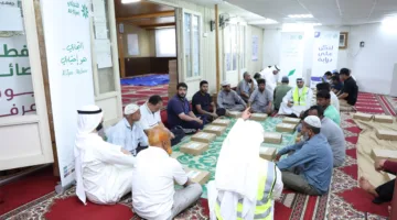 «التجاري» يقدم وجبات إفطار للصائمين للعمال في يوم عرفة