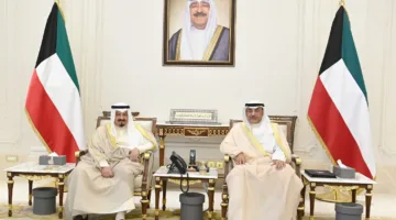 سمو ولي العهد يرحب بسـمو رئيس الحكومة.