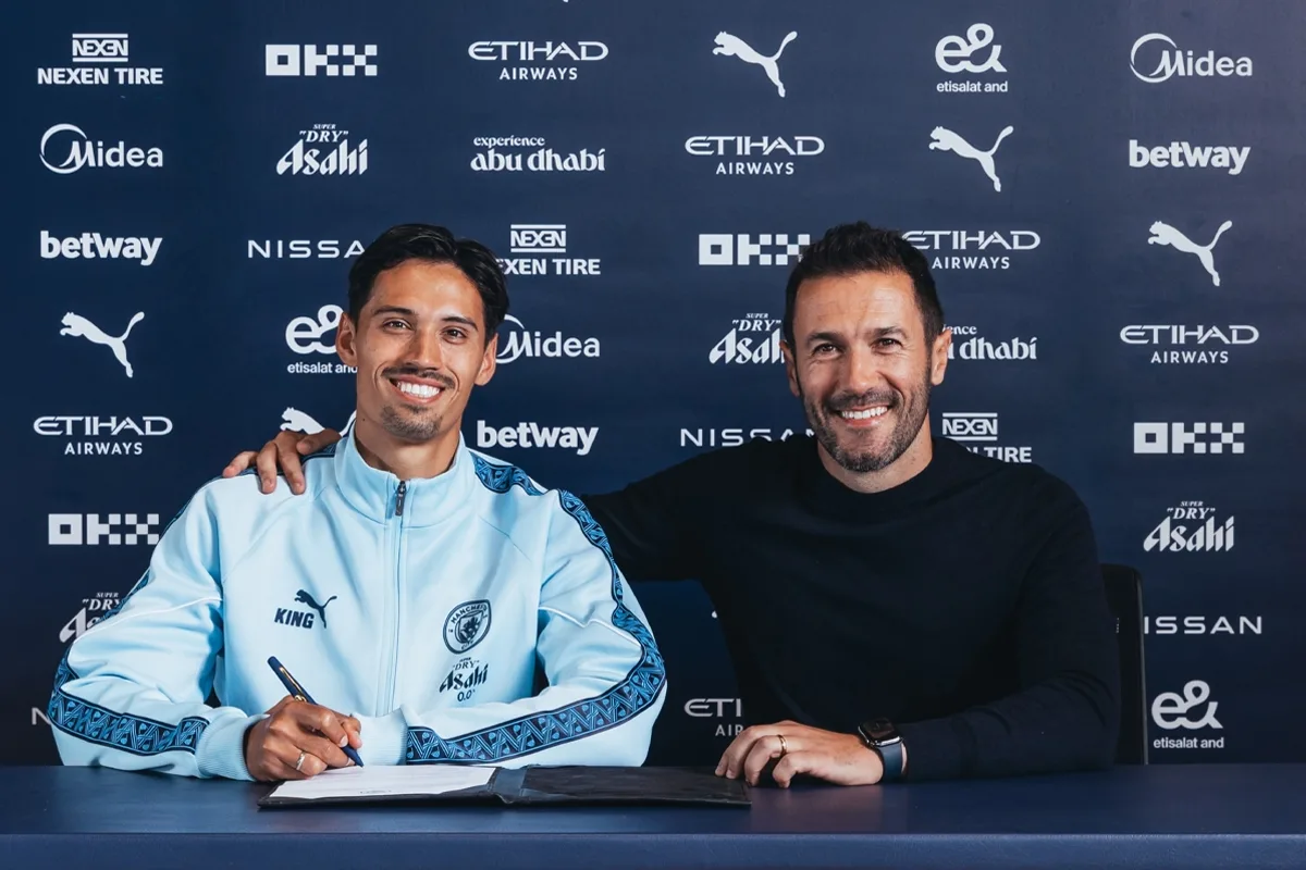 مانشستر سيتي يضم لاعب الوسط الهولندي رايندرس إلى صفوفه مانشستر سيتي يضم لاعب الوسط الهولندي رايندرس إلى صفوفه