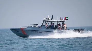 الحرس الوطني الإماراتي يقوم بعملية إنقاذ لـ24 فرداً من سفينة نفطية