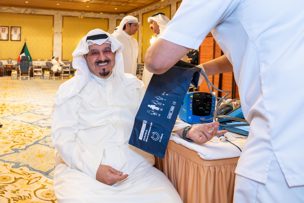 رئيس الحكومة والوزراء يساهمون في حملات التبرع بالدم للبنك المركزي رئيس الحكومة والوزراء يساهمون في حملات التبرع بالدم للبنك المركزي