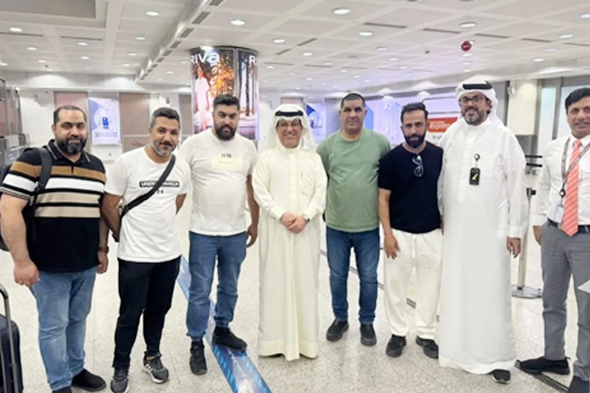 السفير المالكي يتابع عودة المواطنين البحرينيين العالقين في الخارج عبر الكويت. السفير المالكي يتابع عودة المواطنين البحرينيين العالقين في الخارج عبر الكويت.