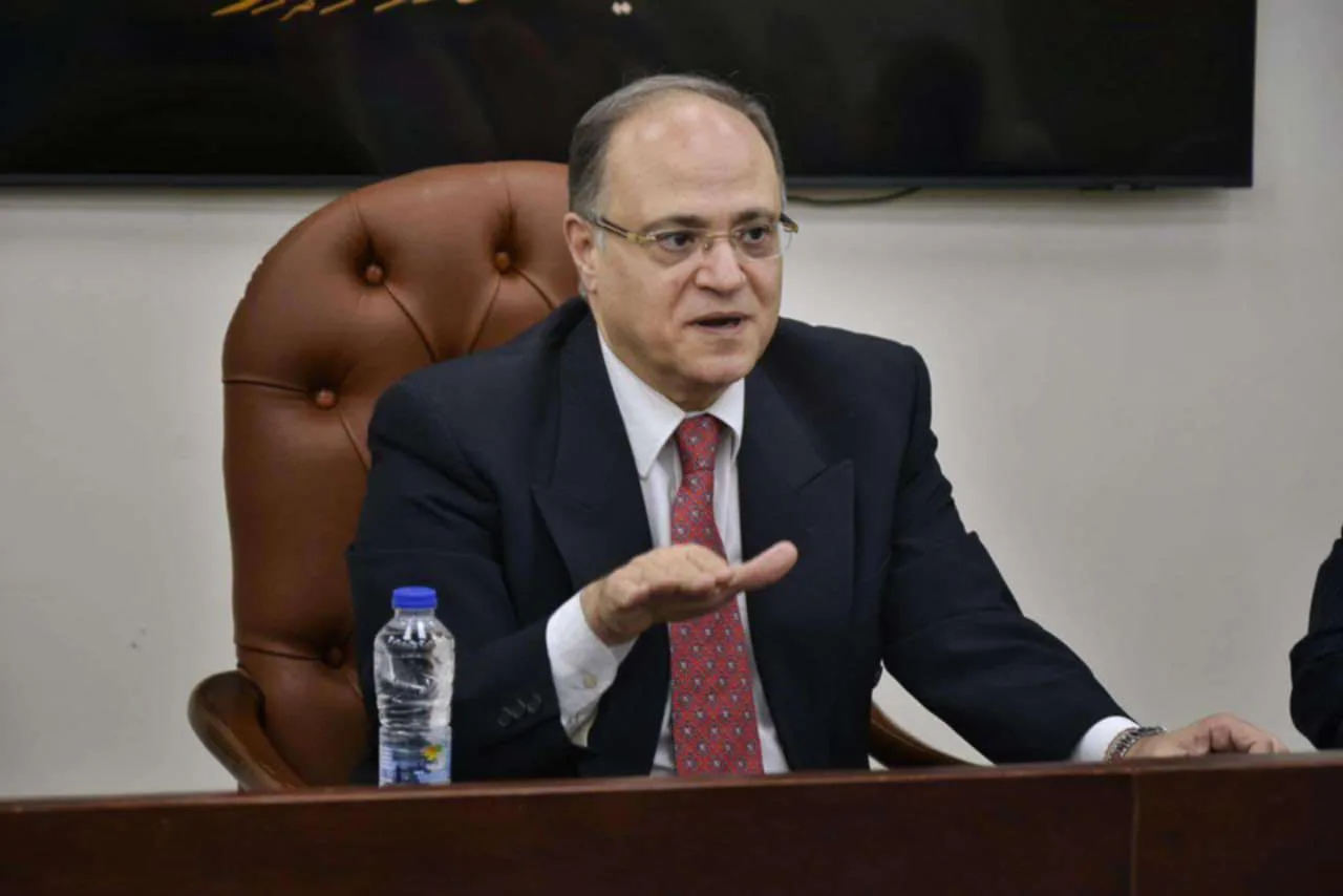 رئيس هيئة الدواء يرد على تهديدات بإغلاق 100 مصنع: تصريحات لا تستند إلى الحقائق رئيس هيئة الدواء يرد على تهديدات بإغلاق 100 مصنع: تصريحات لا تستند إلى الحقائق