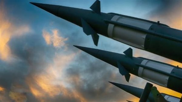 أحرونوت: إطلاق صاروخين من إيران، اعترض أحدهما بينما سقط الآخر خارج الحدود الإسرائيلية.