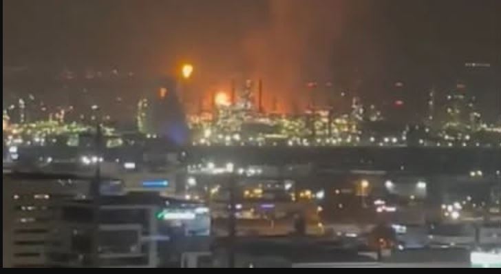 وكالة فارس: الدفاع الجوي الإيراني يتعامل مع طائرات مسيرة تابعة لإسرائيل في طهران ومدينة كرج الجنوبية.