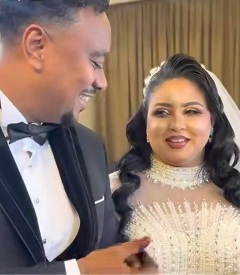 شاهد: عريس سوداني يغني لعروسته بأداء رائع ويثني عليها قائلاً: “لا توجد فتاة تساوي جمالك، يا زينبو”! شاهد: عريس سوداني يغني لعروسته بأداء رائع ويثني عليها قائلاً: “لا توجد فتاة تساوي جمالك، يا زينبو”!