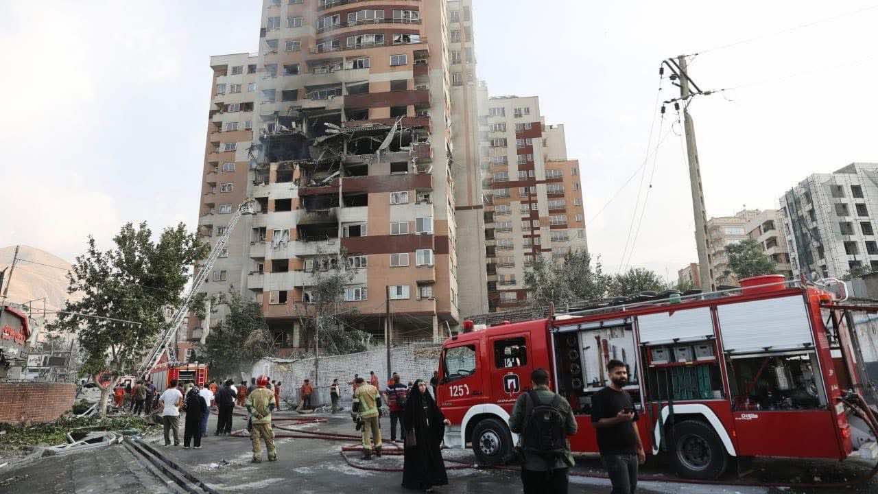 مسؤول عسكري إسرائيلي: القيادة الإيرانية تسعى للهروب.. ومقتل عشرة من العلماء النووين مسؤول عسكري إسرائيلي: القيادة الإيرانية تسعى للهروب.. ومقتل عشرة من العلماء النووين