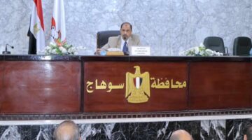 محافظ سوهاج يجتمع بالمستثمرين لدراسة إزالة جميع العقبات وتقديم الدعم الكامل لقطاع الاستثمار