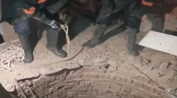 إنقاذ طفل سقط في مجرى للصرف الصحي بالبحر الأحمر أثناء لعبه مع إخوته.