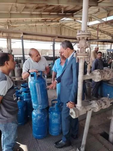 محافظ قنا يقوم بزيارة غير متوقعة لمصنع الغازات البترولية HU ويؤكد على أهمية إجراءات الوزن والسلامة والجودة محافظ قنا يقوم بزيارة غير متوقعة لمصنع الغازات البترولية HU ويؤكد على أهمية إجراءات الوزن والسلامة والجودة