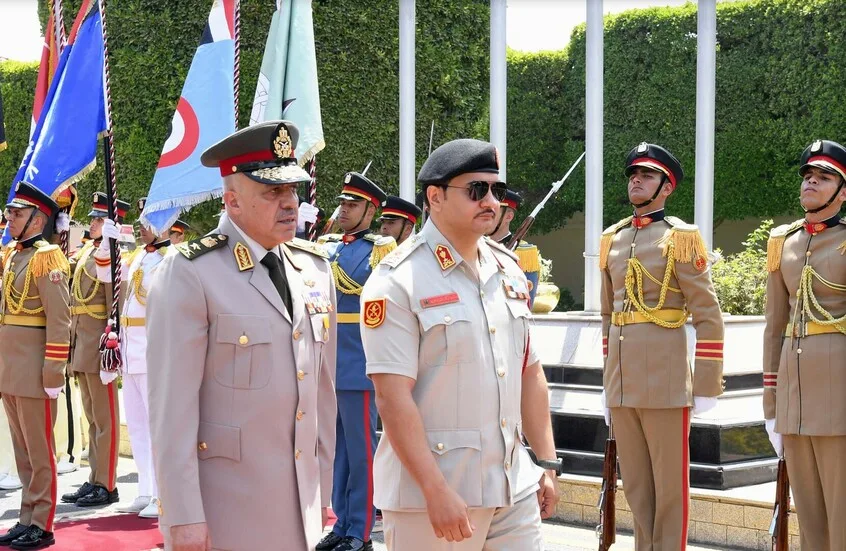 الملحق العسكري المصري يلتقي بصدام حفتر لمناقشة تعزيز الأمن على الحدود بين مصر وليبيا الملحق العسكري المصري يلتقي بصدام حفتر لمناقشة تعزيز الأمن على الحدود بين مصر وليبيا