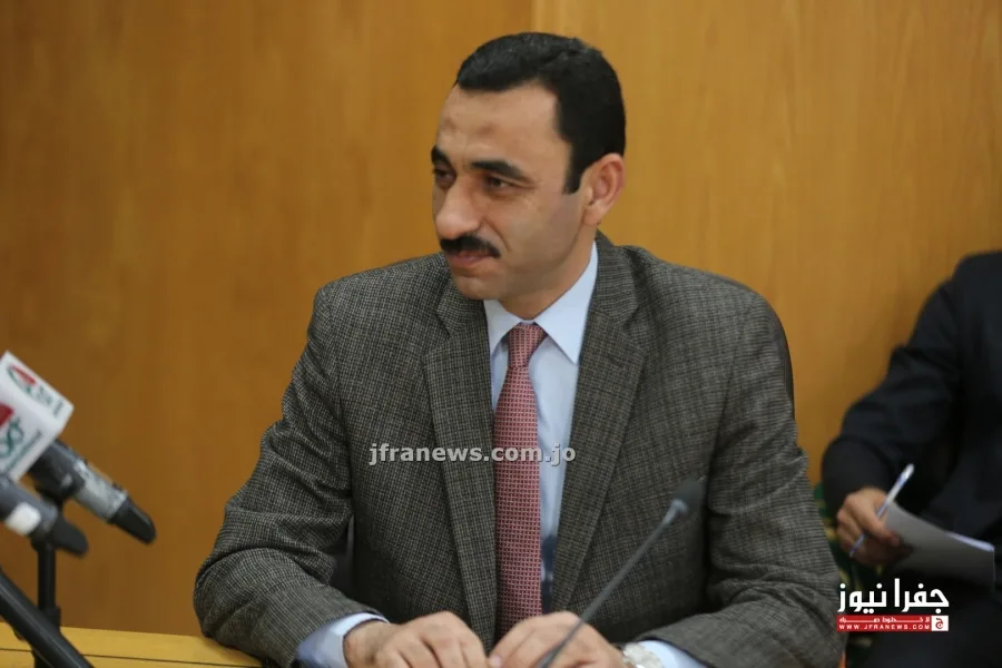 مدير الغذاء يجتهد أمام رئيس الوزراء، بينما يواجه محاولات لإزاحته مدير الغذاء يجتهد أمام رئيس الوزراء، بينما يواجه محاولات لإزاحته