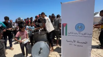 الحملة الأردنية تقدم الخبز في منطقة مواصي خان يونس