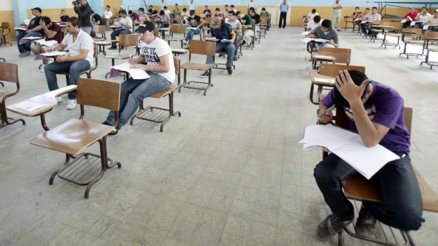 طلاب التوجيهي يعبرون عن ارتياحهم تجاه امتحان اللغة العربية. طلاب التوجيهي يعبرون عن ارتياحهم تجاه امتحان اللغة العربية.