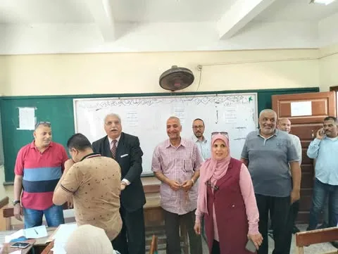 مدير تعليم القليوبية يقوم بجولة على كنترول الشهادة الإعدادية ويؤكد على أهمية الدقة في عمليات التصحيح مدير تعليم القليوبية يقوم بجولة على كنترول الشهادة الإعدادية ويؤكد على أهمية الدقة في عمليات التصحيح