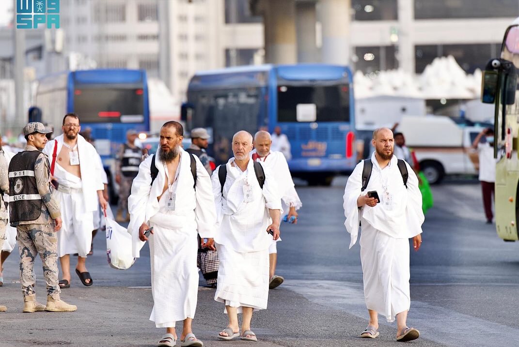 قد تكون صورة ٨ أشخاص، وطريق، وشارع وتحتوي على النص 'SPA RAN 10 911 PLCE'