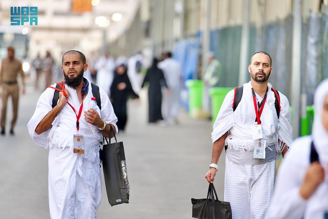 قد تكون صورة ٧ أشخاص ونص